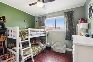 E 211th St-S0611-014