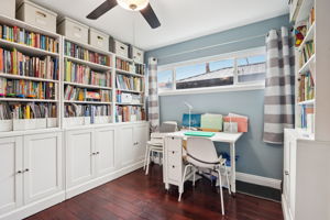 E 211th St-S0611-018