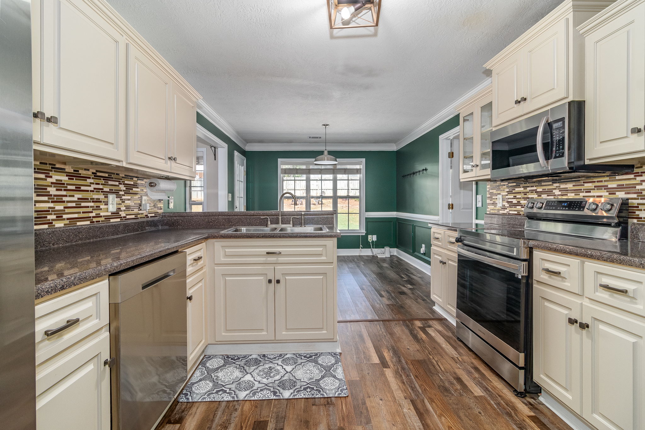 Kitchen/Breakfast Area