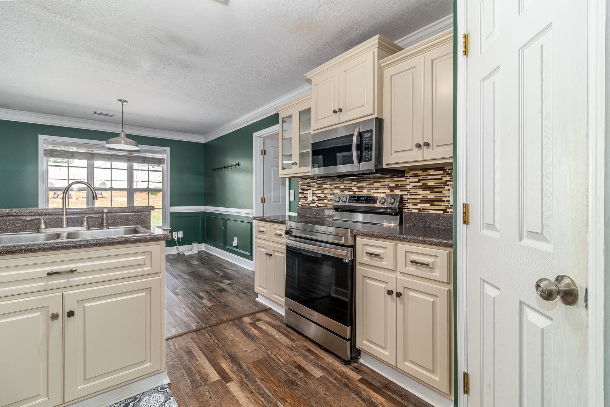 Kitchen/Breakfast Area