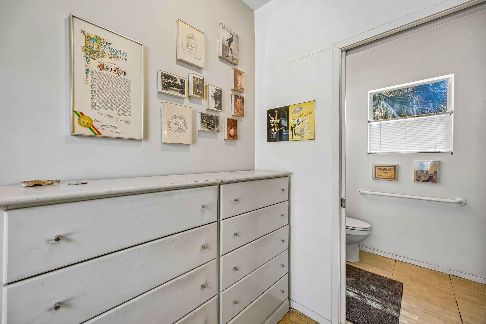 Bedroom/Bathroom