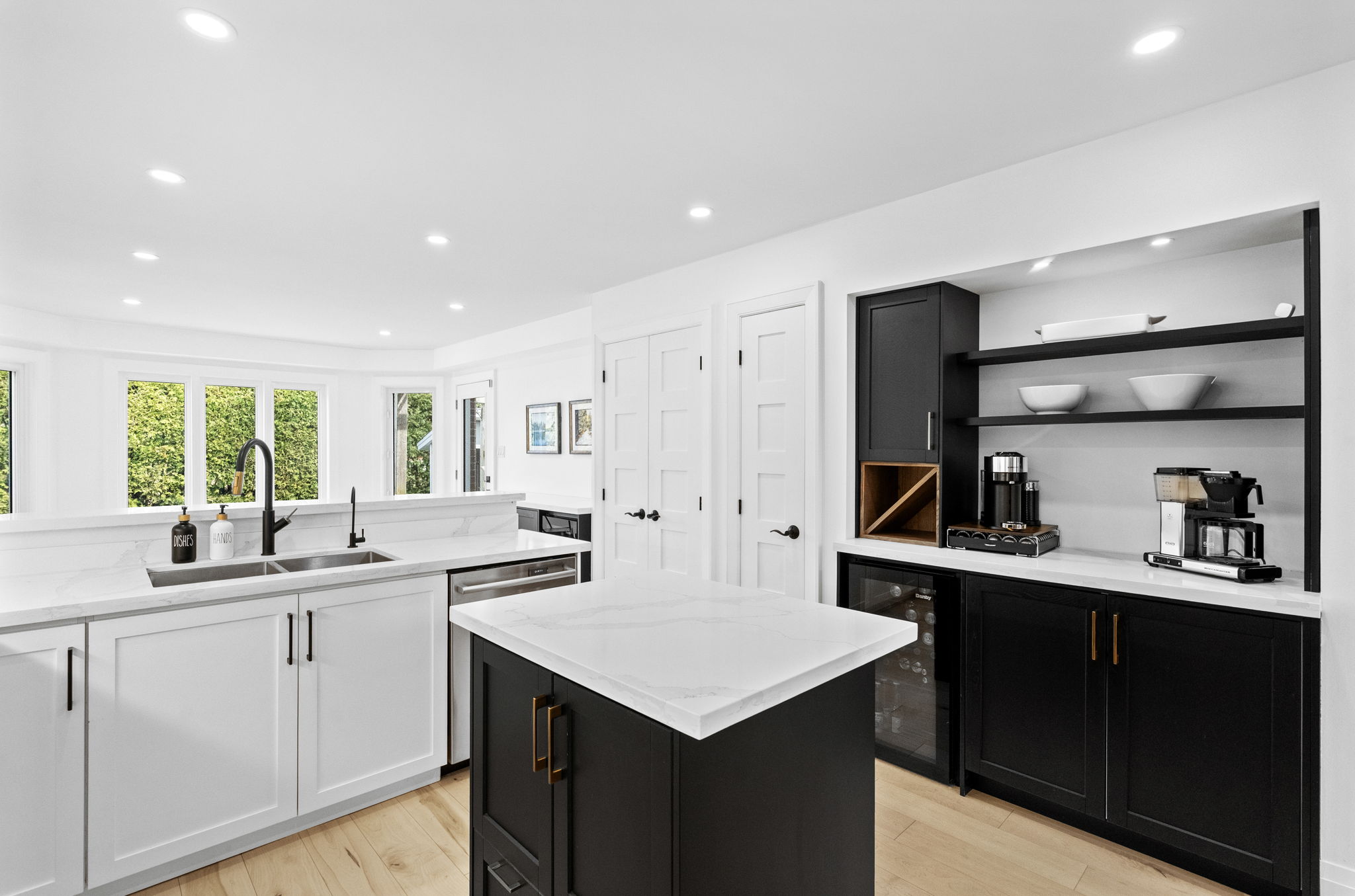 Kitchen & Coffee/Beverage station