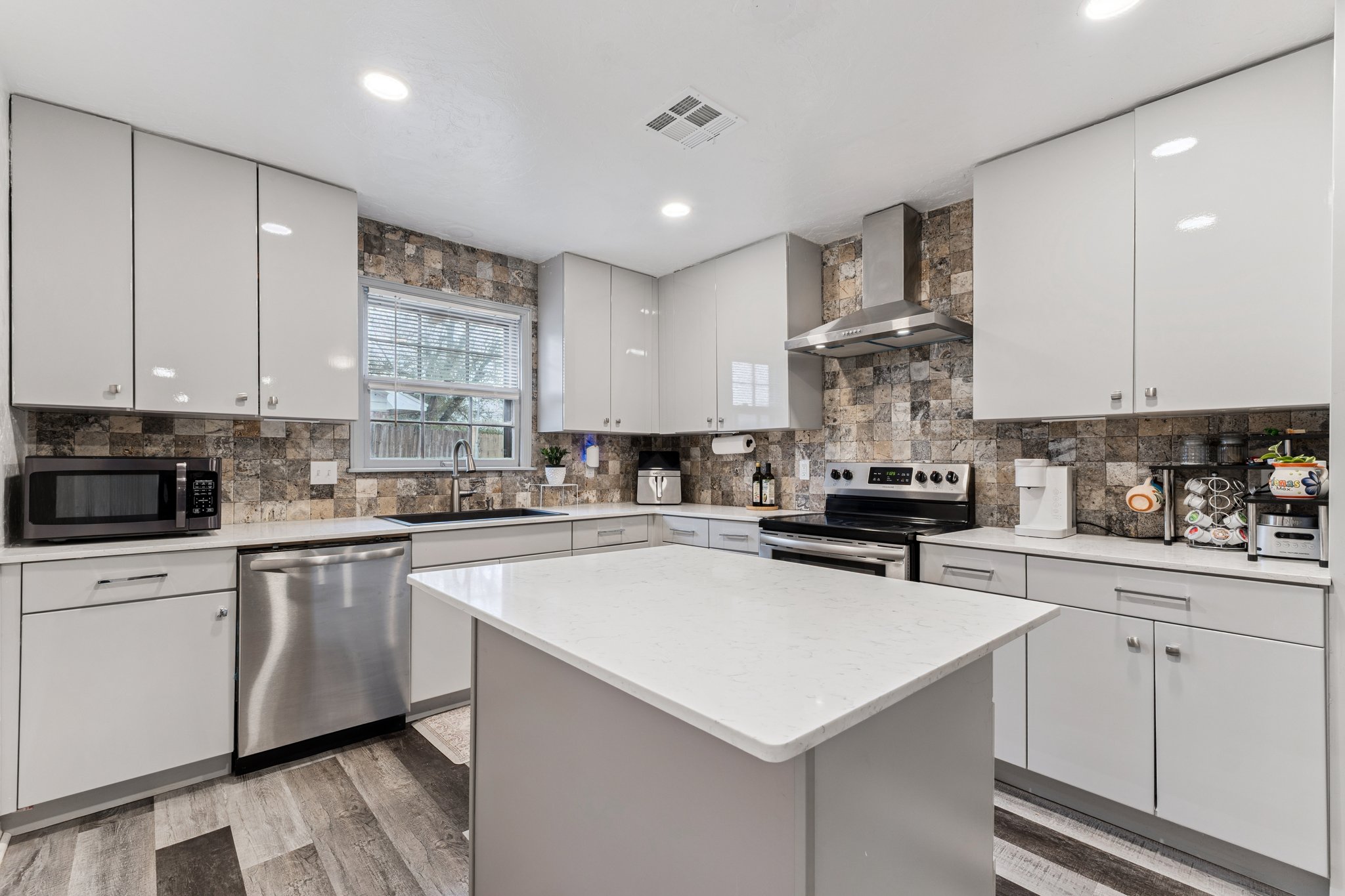 409 NE 60th St_015.jpg