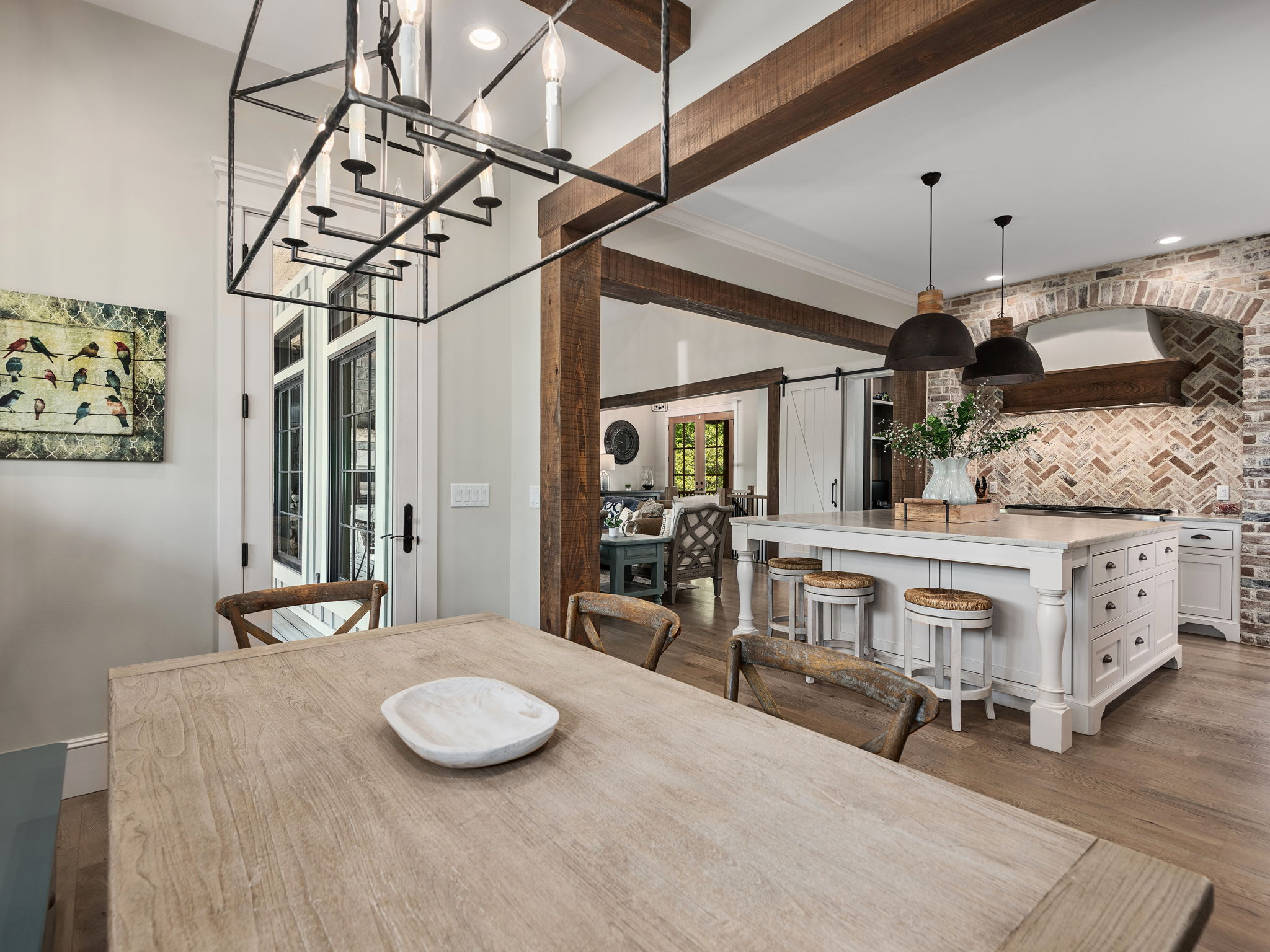 Convenient eat-in dining area with plein air option just out the door