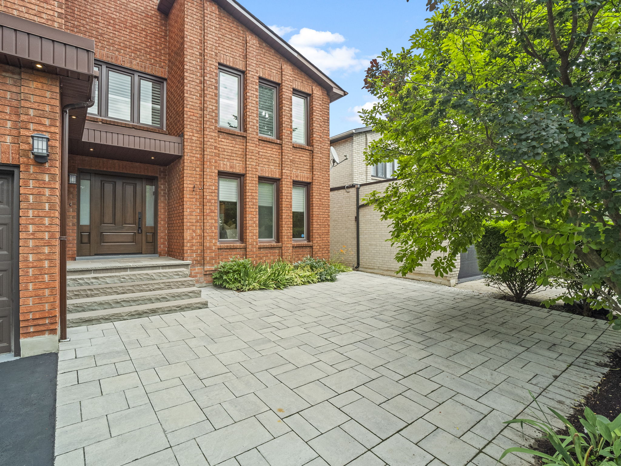 41 Hefhill Ct Vaughan, ON L4J 7L9