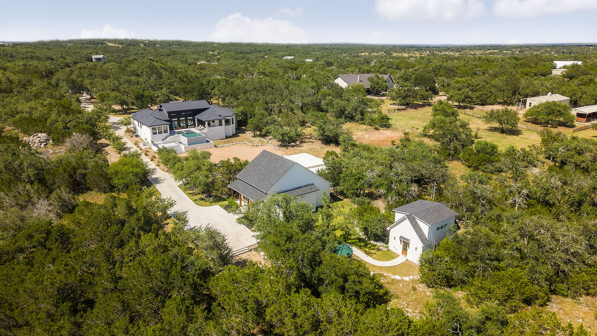 5 acres | Main House | 2 Bed Guest House | + Casita
