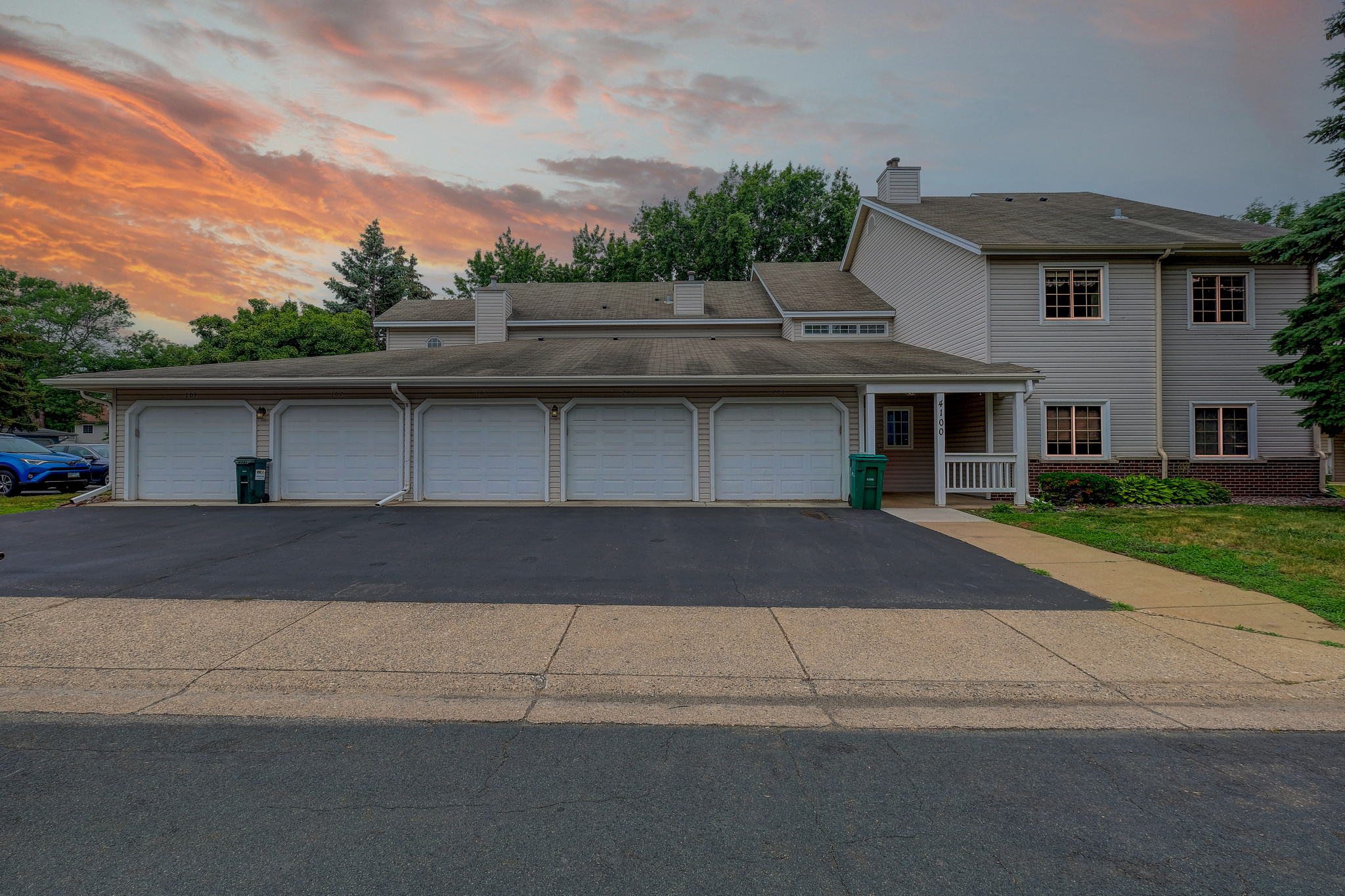 25 Front exterior Twilight