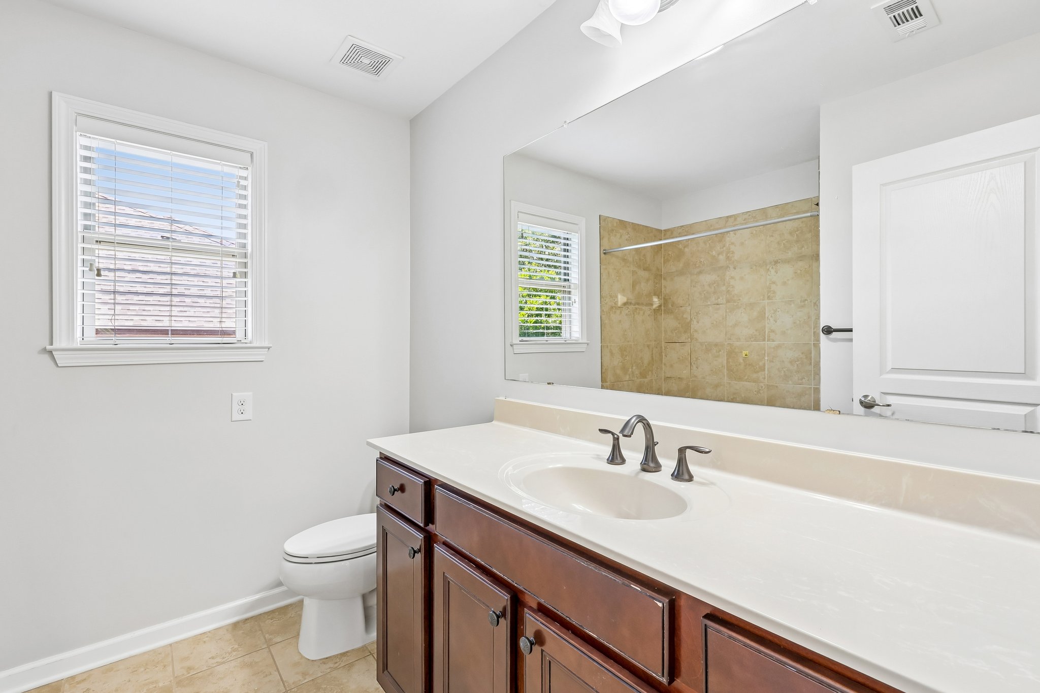 Hastings Dr-S0506-032.jpg