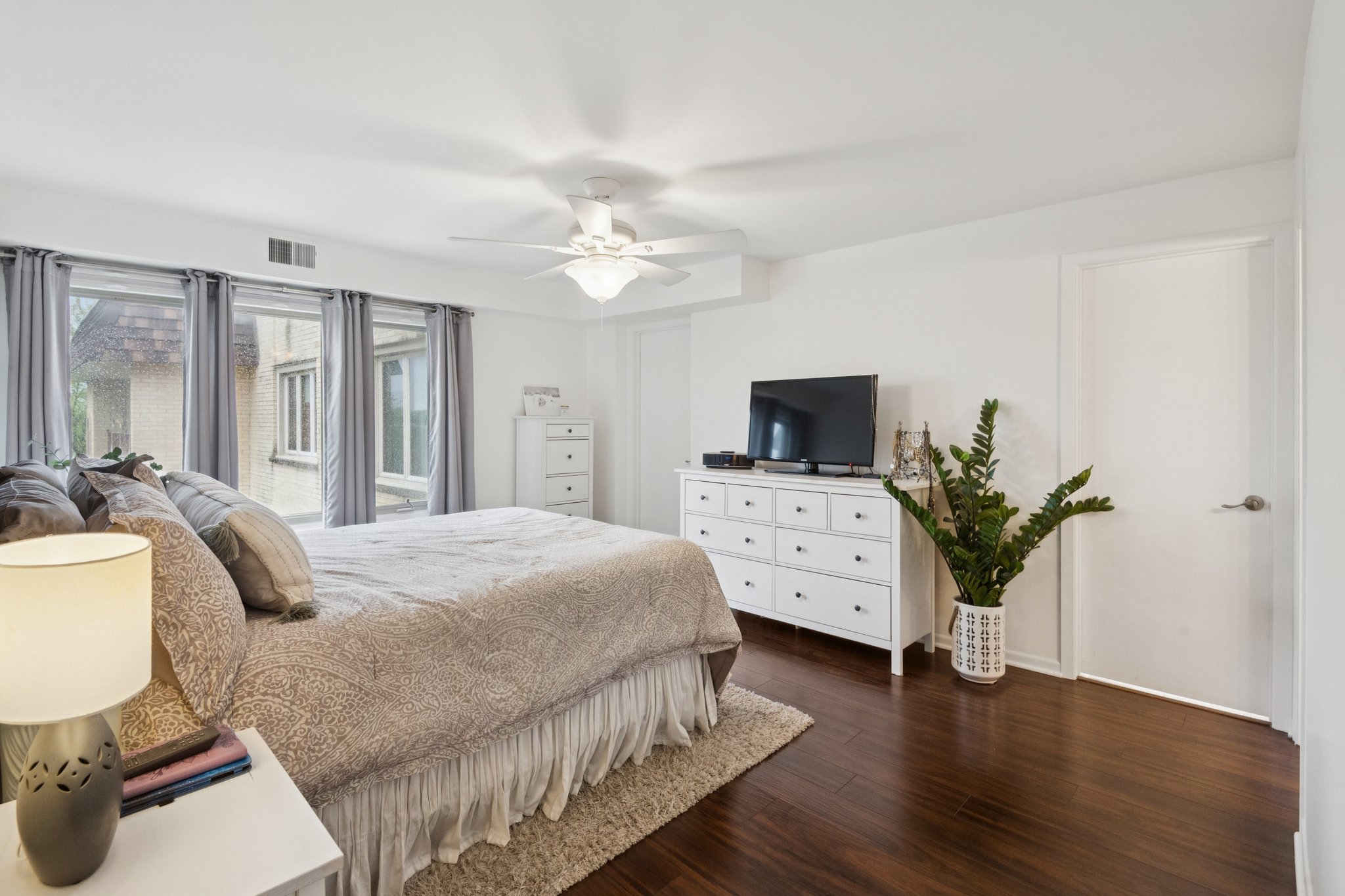 4106 N Narragansett Ave 511_002.jpg