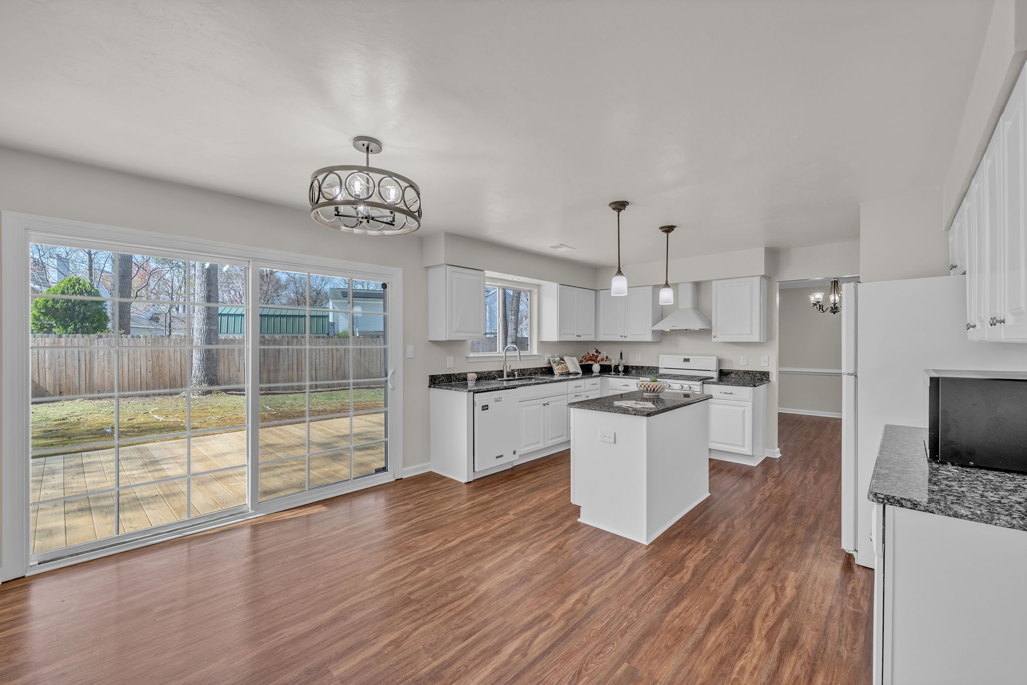 Open Kitchen w/ Eat-in ARea