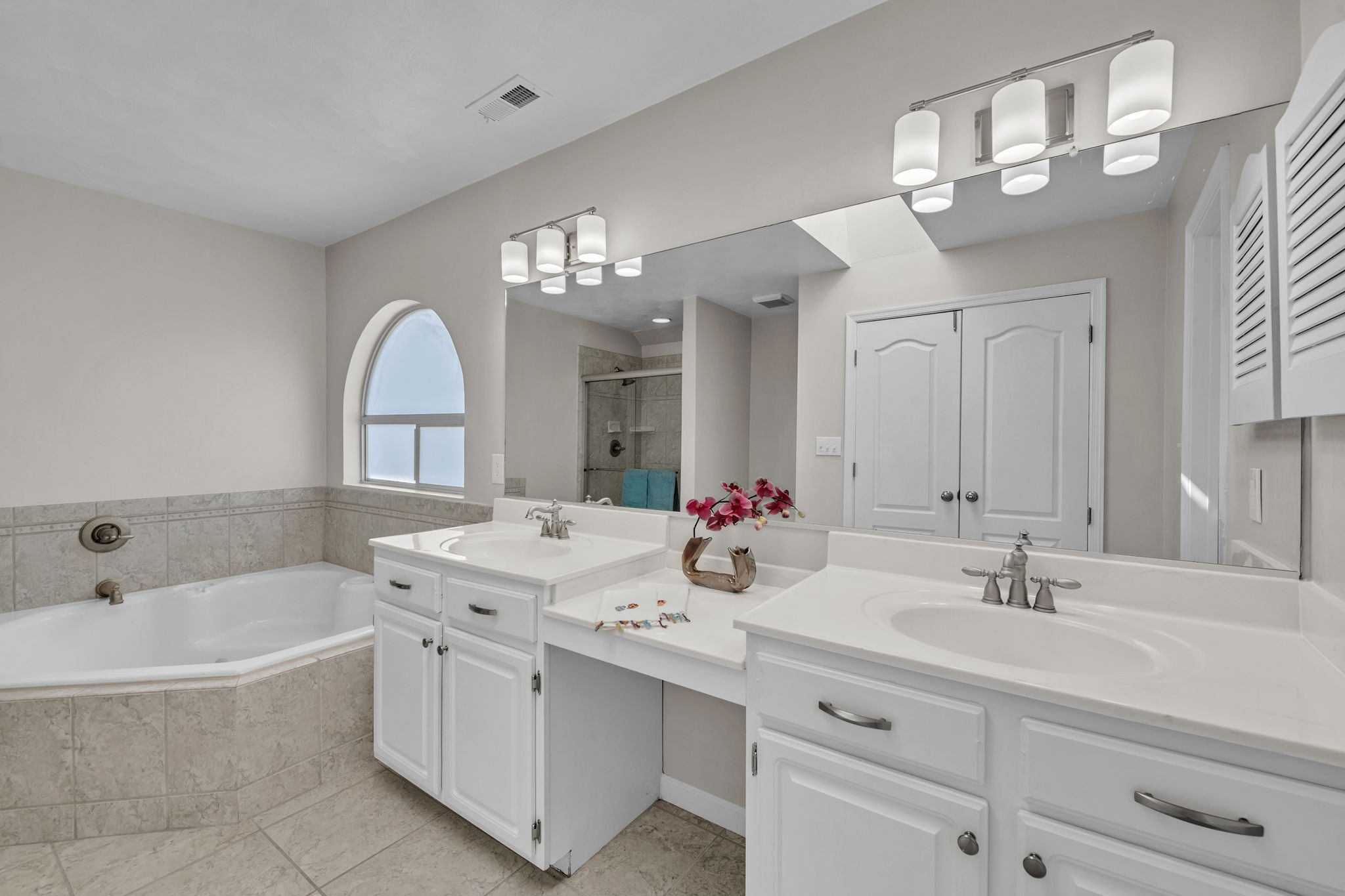 Primary Bathroom (2)