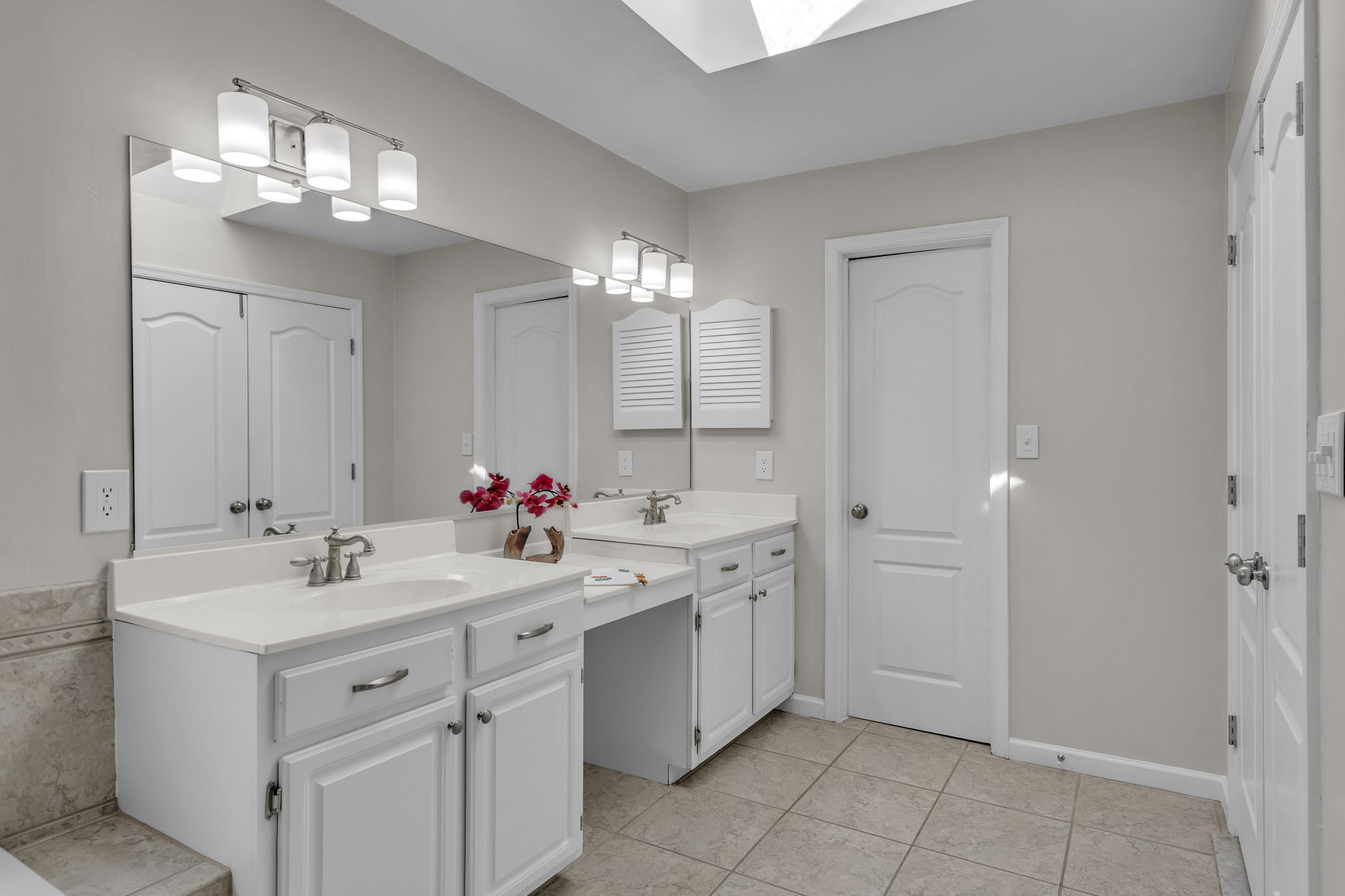 Primary Bathroom (3)