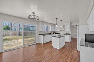 Open Kitchen w/ Eat-in ARea