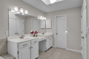 Primary Bathroom (3)