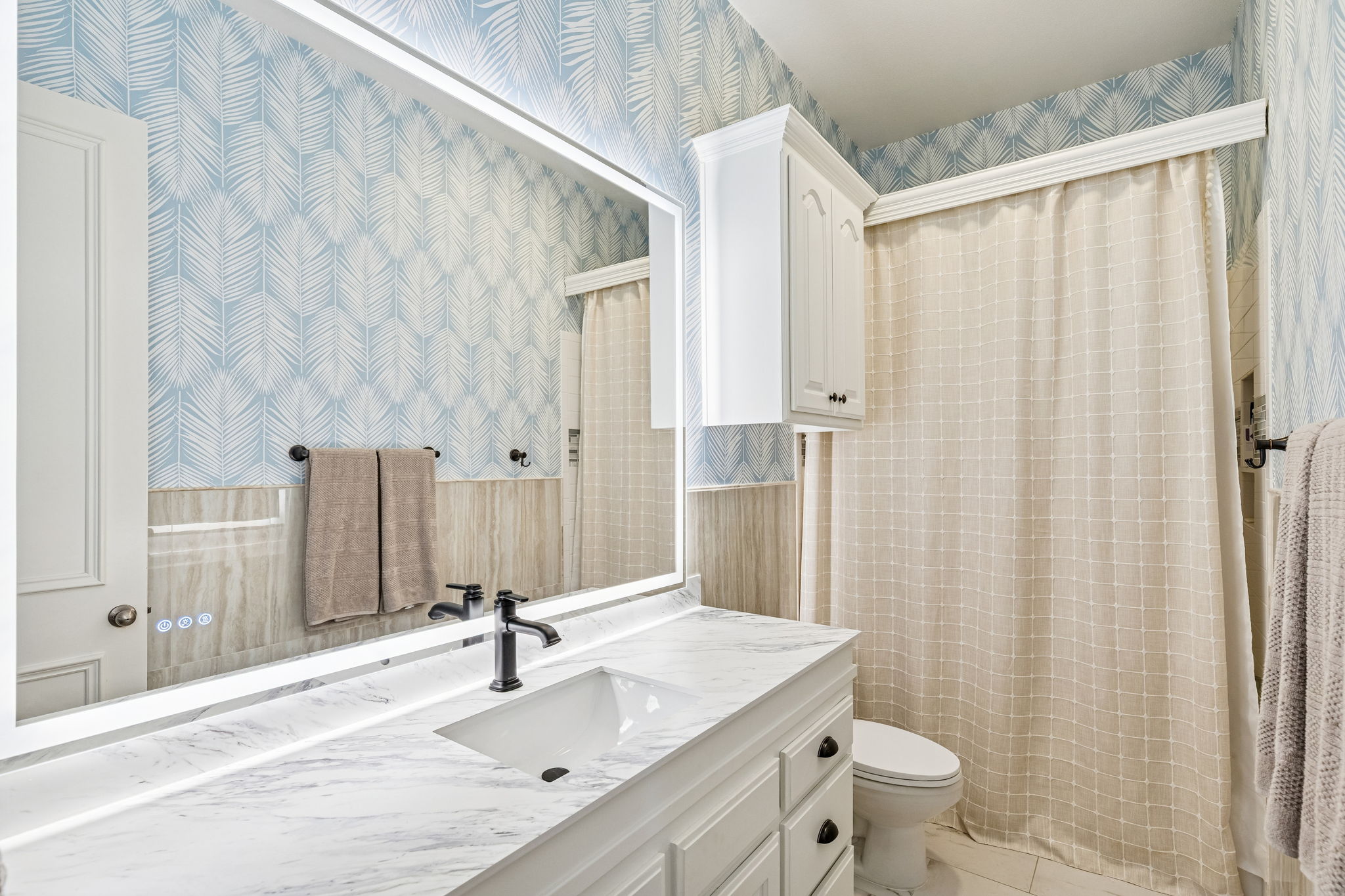 Decorative full bath with beautiful quartz