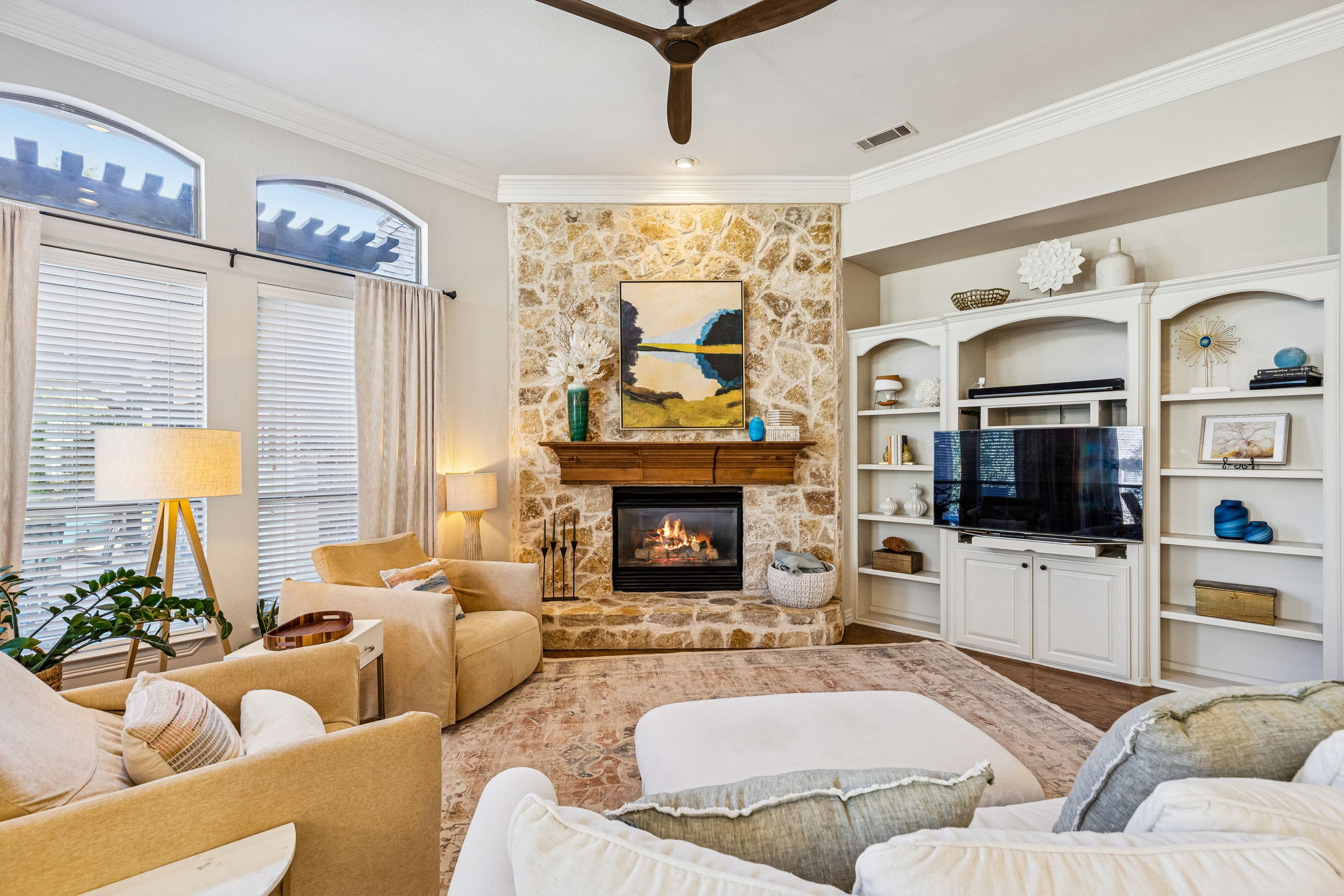 Plenty of space for all your decorative pieces