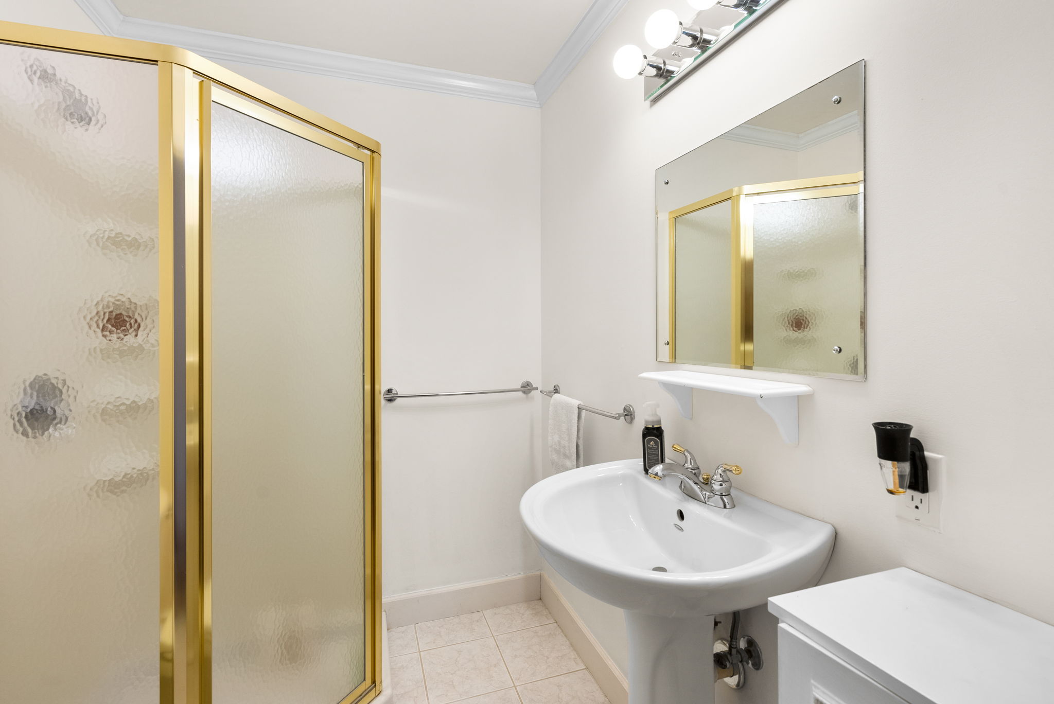 Ensuite Bath for Bedroom 6