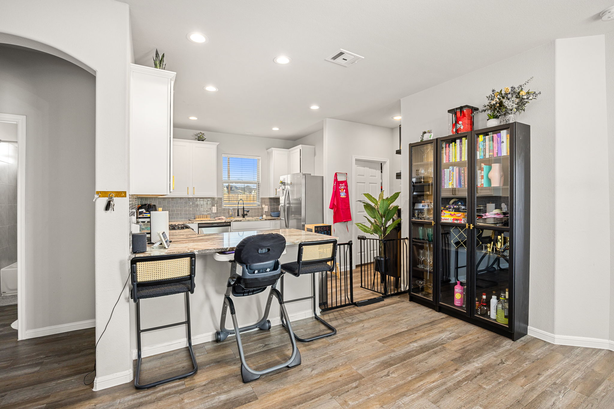 Kitchen with breakfast bar