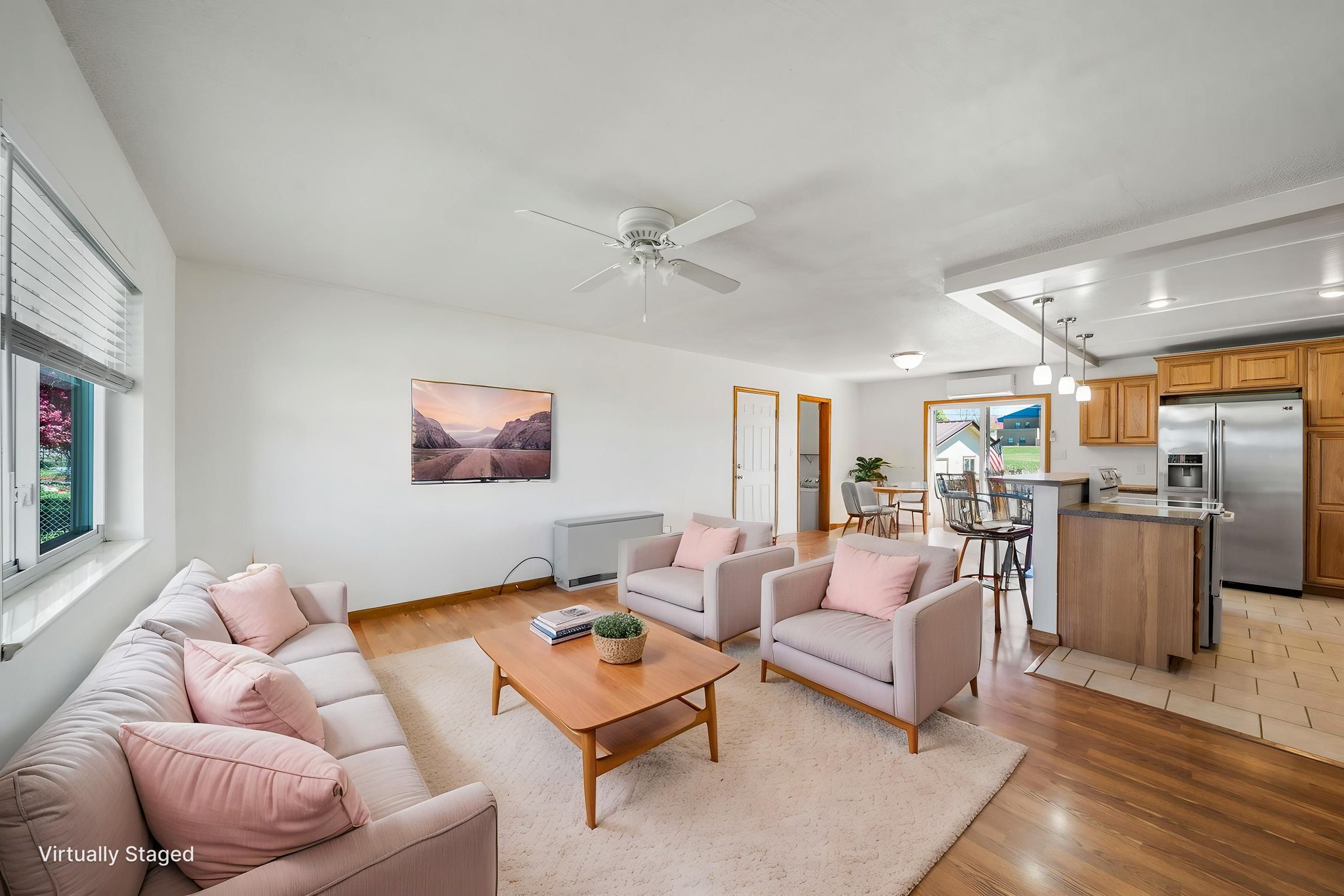 DSC07320 virtually staged.jpeg