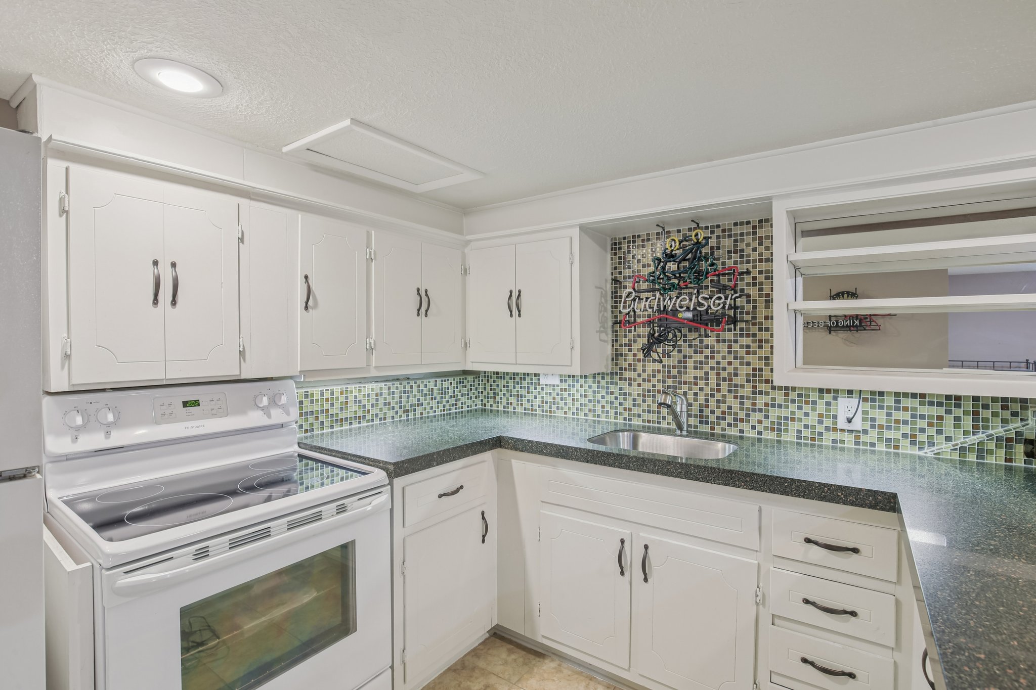 NE Edgewater Ct-S0301-018.jpg