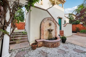 Arezzo Pointe Ln-0105-043.jpg