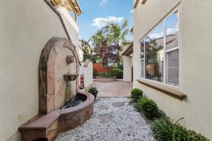 Arezzo Pointe Ln-0105-044.jpg