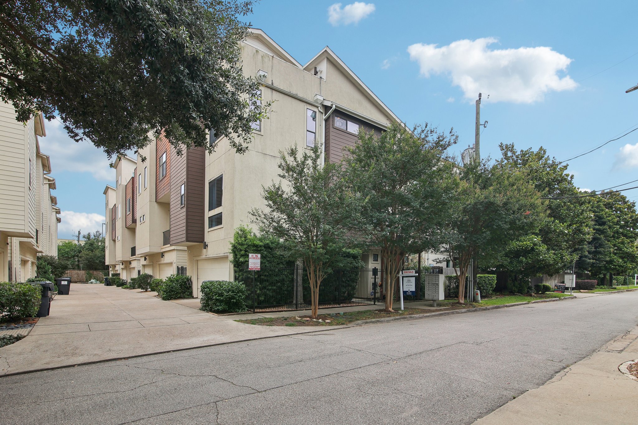 Dickson St-2205-002.jpg
