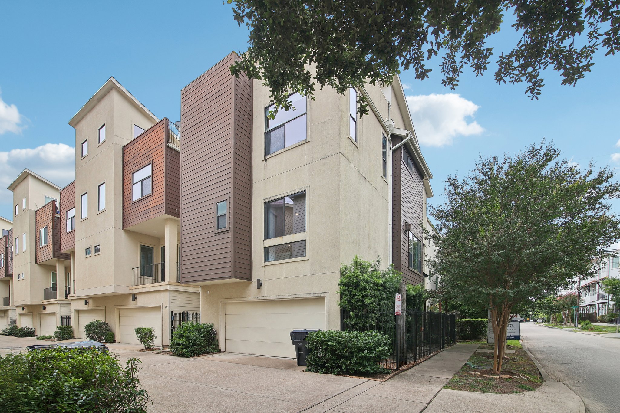 Dickson St-2205-004.jpg