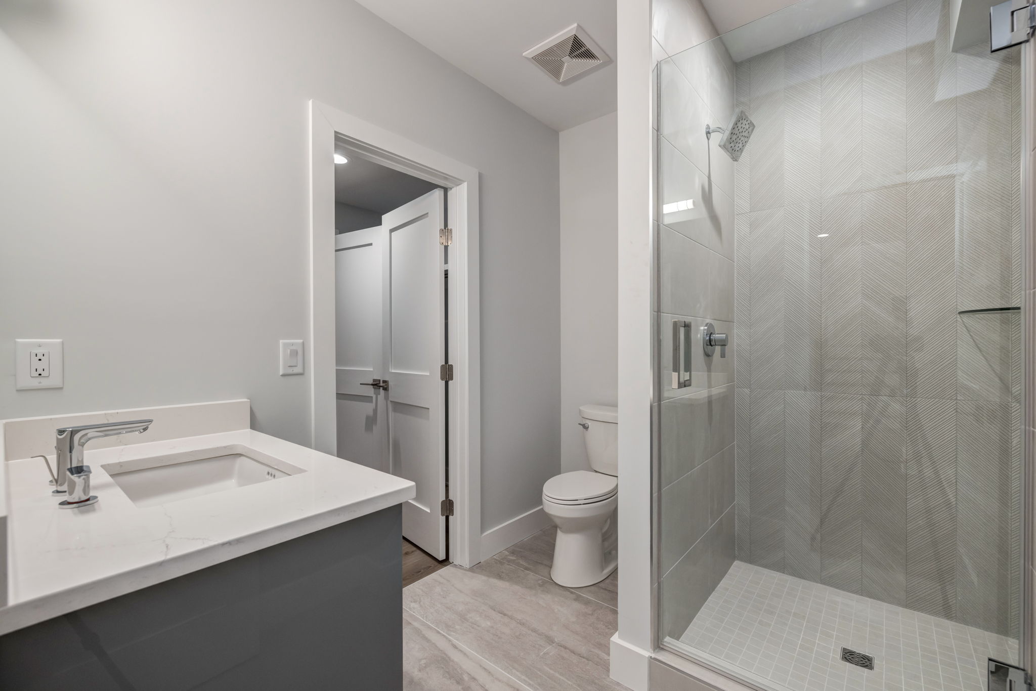 00137_15A0429_0378_31_0379_32_0380_413 Orleans Cir SW Vienna, VA 22180 Theresa Valencic