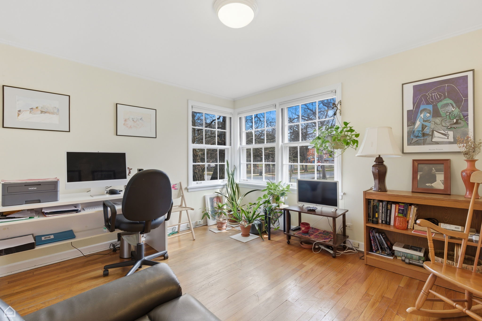 So sunny with the 3 large corner windows
