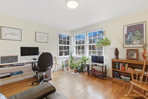 So sunny with the 3 large corner windows