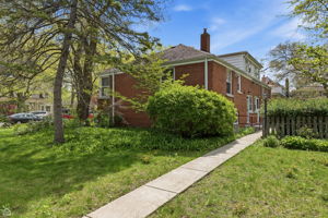 Located in sought-after Oakton historic district