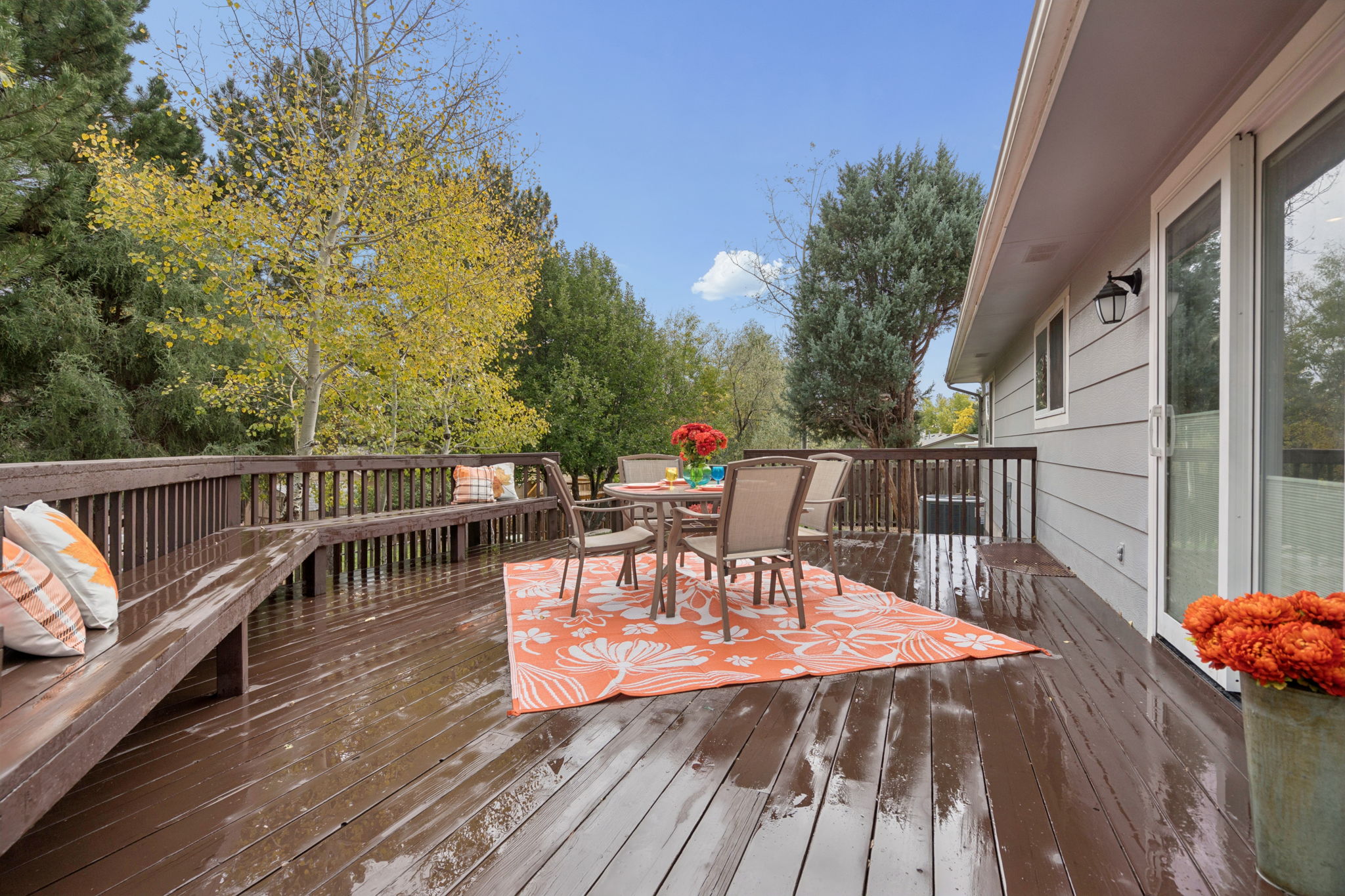 Deck w/built in bench seating