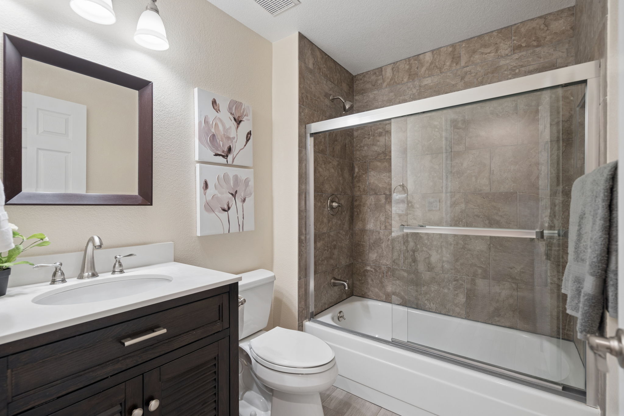 Full Bathroom #1 on main floor w/wide tile flooring