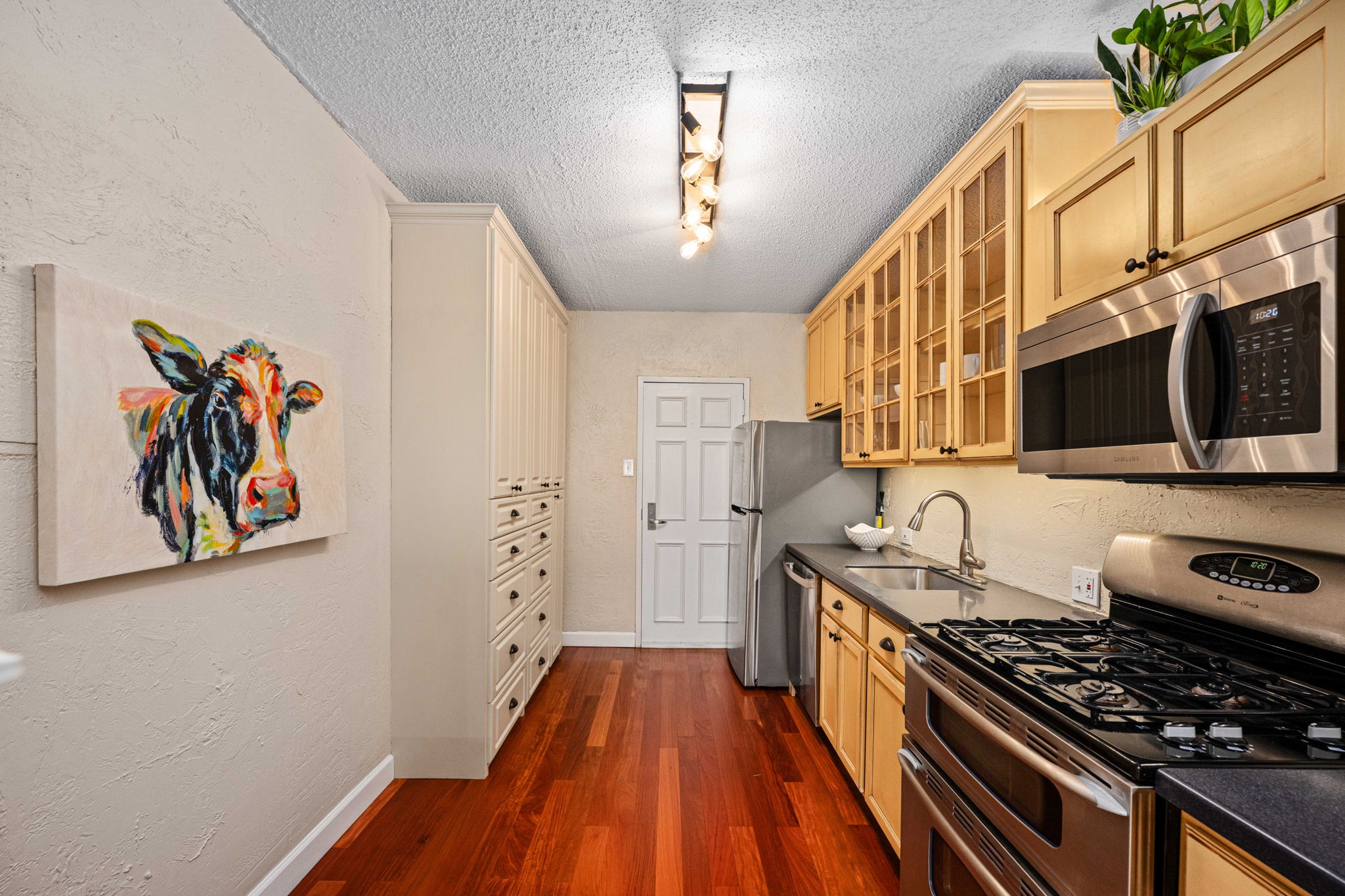 Table space, Gleaming Wood floors