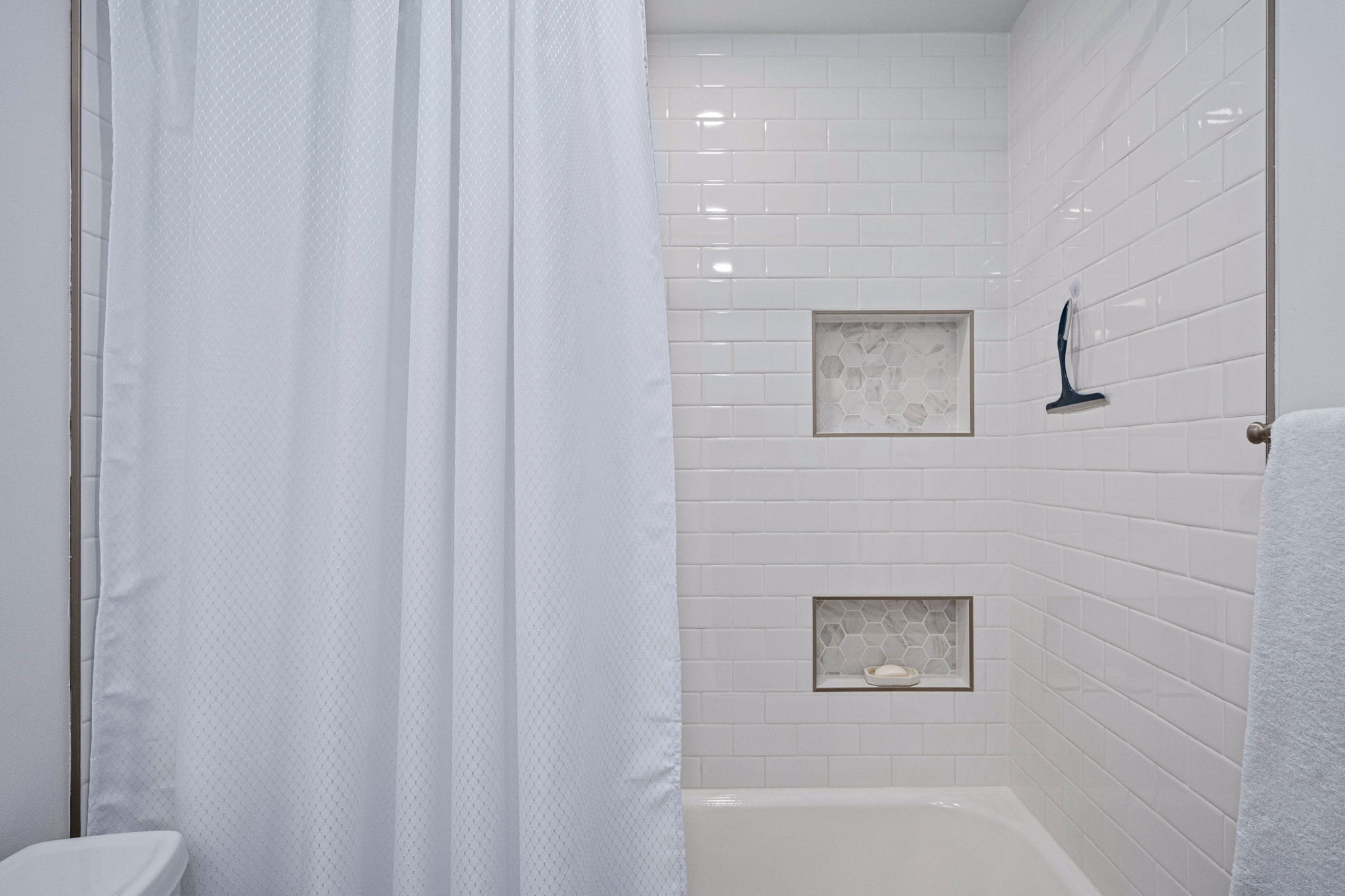 Sleek built-ins for a clutter-free bath