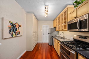 Table space, Gleaming Wood floors
