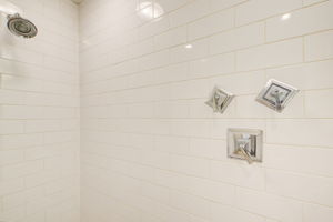 25 Main BR En Suite B Shower Detail