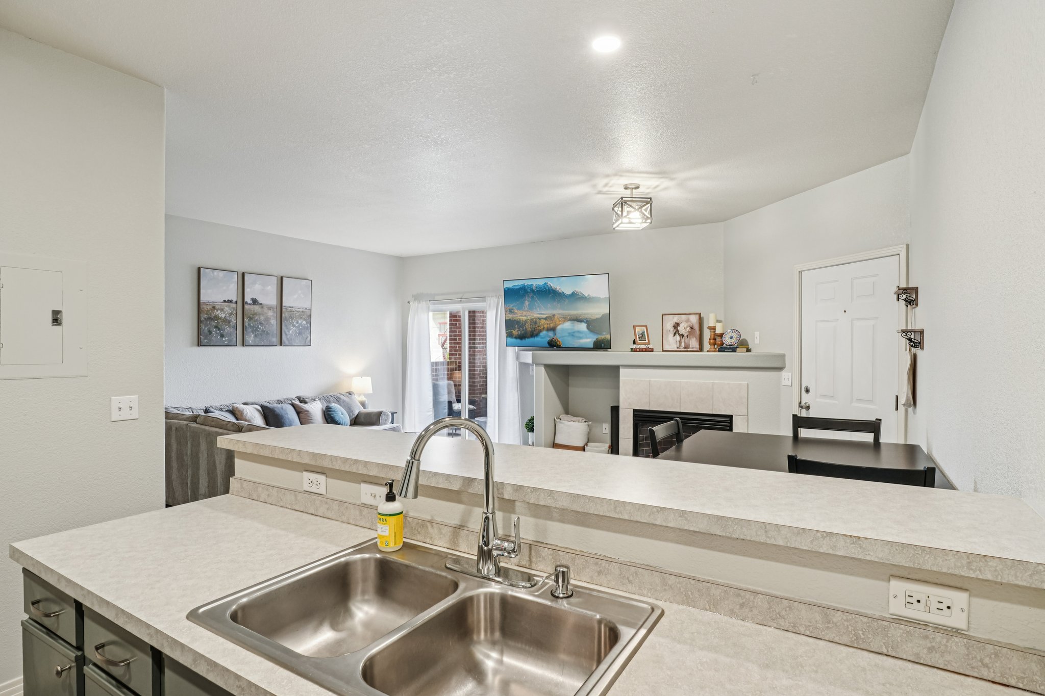 E 119th Pl-S2402-017.jpg