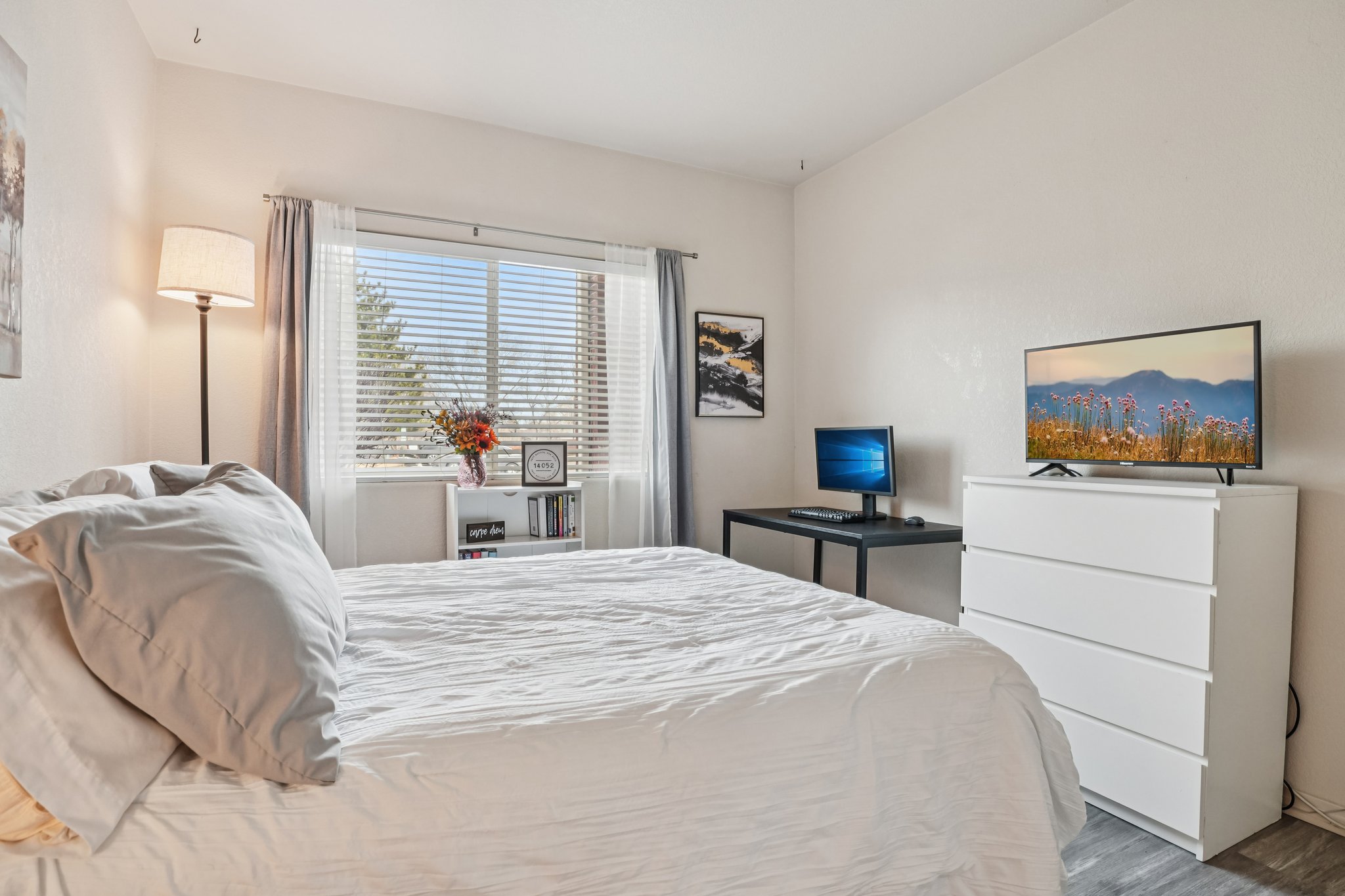 E 119th Pl-S2402-022.jpg