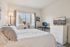 E 119th Pl-S2402-022.jpg