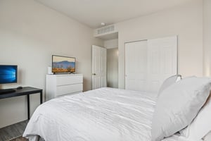 E 119th Pl-S2402-023.jpg