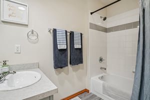 E 119th Pl-S2402-025.jpg