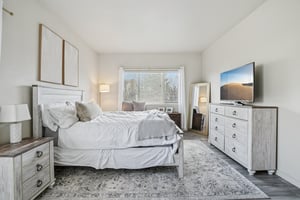 E 119th Pl-S2402-027.jpg