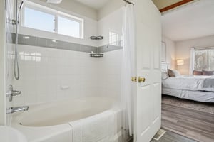 E 119th Pl-S2402-032.jpg