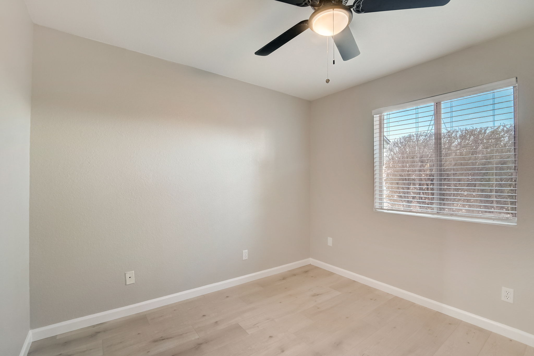 W Desert Hills Dr-014