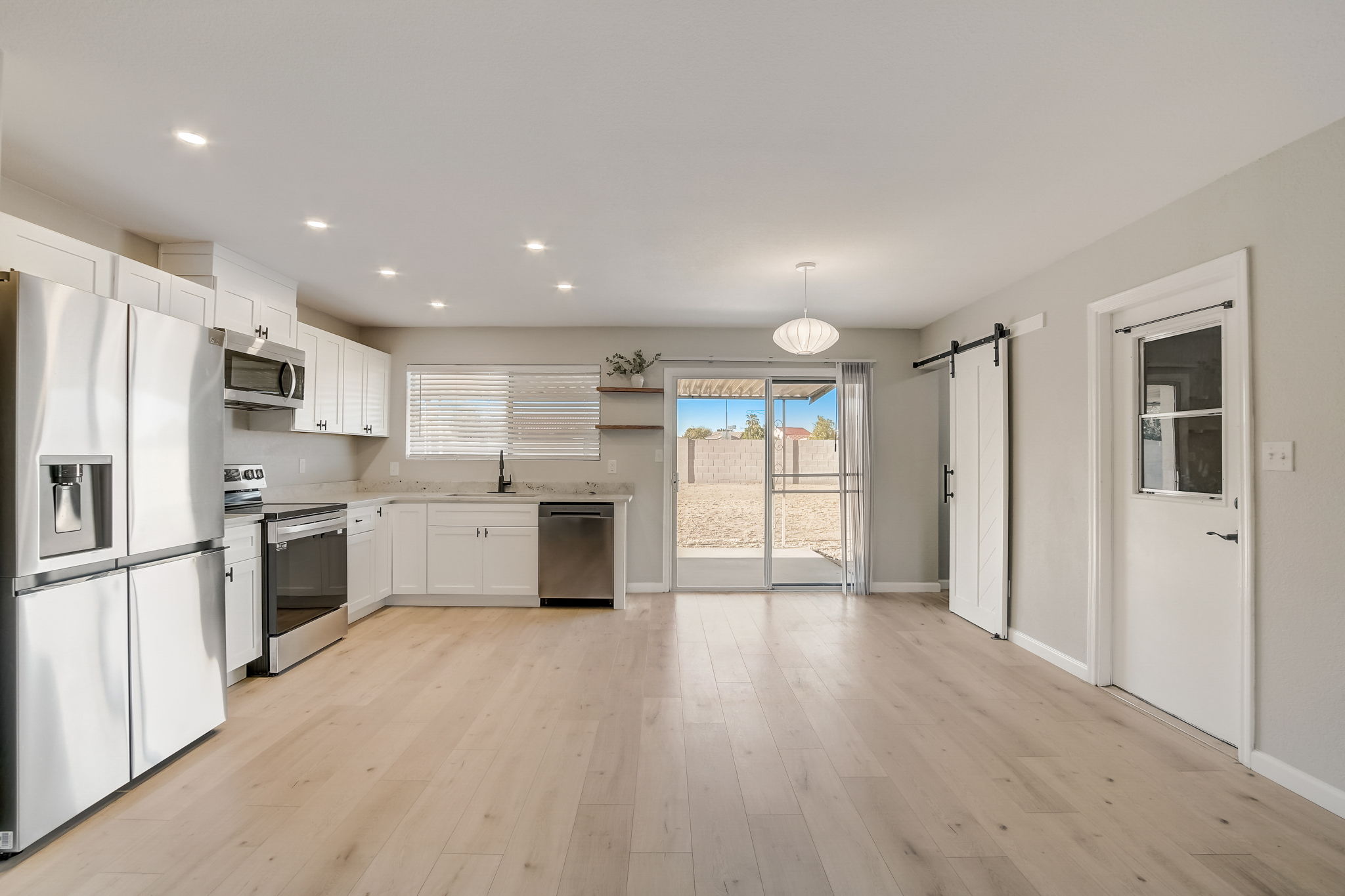 W Desert Hills Dr-009