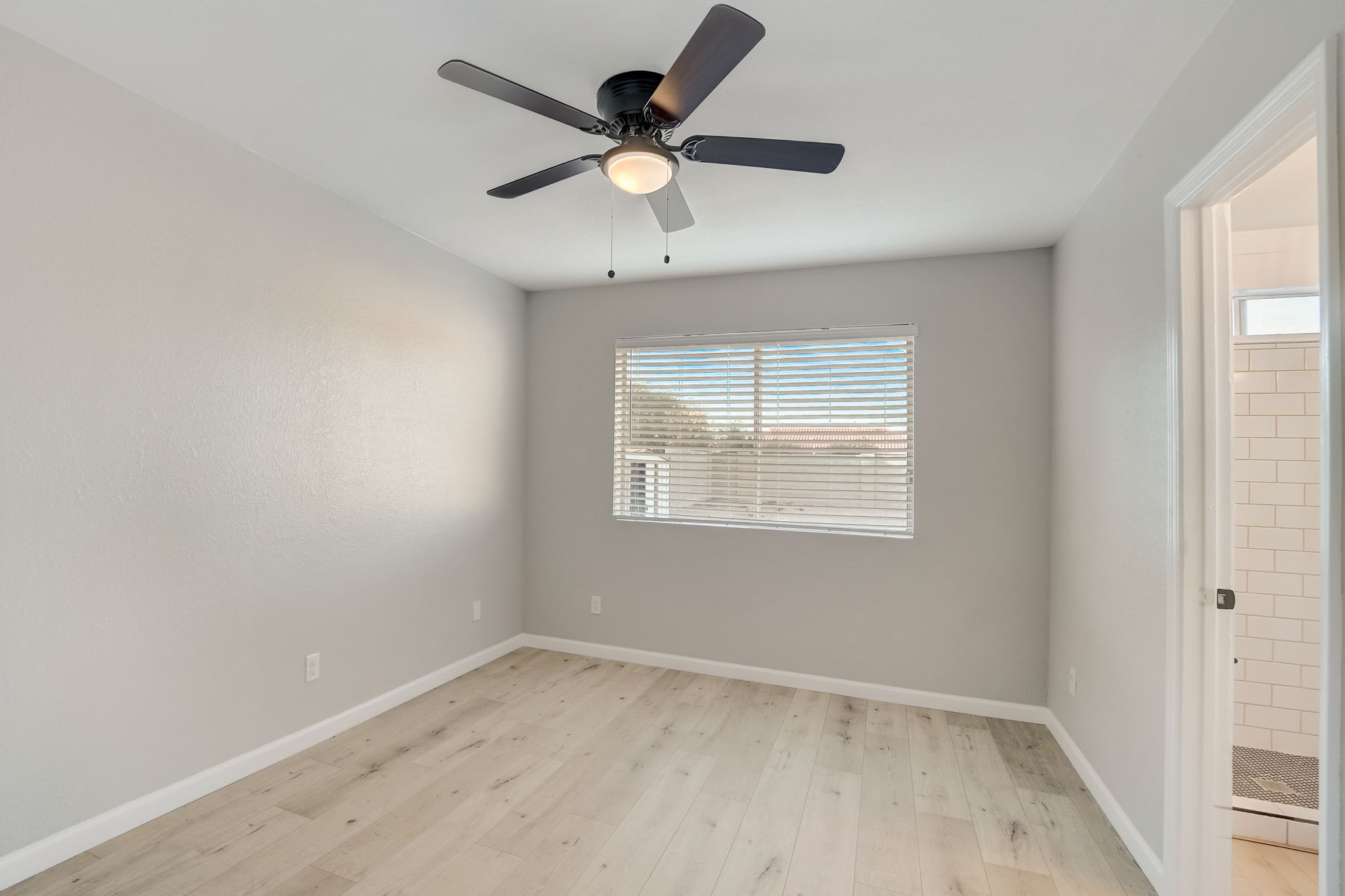 W Desert Hills Dr-019