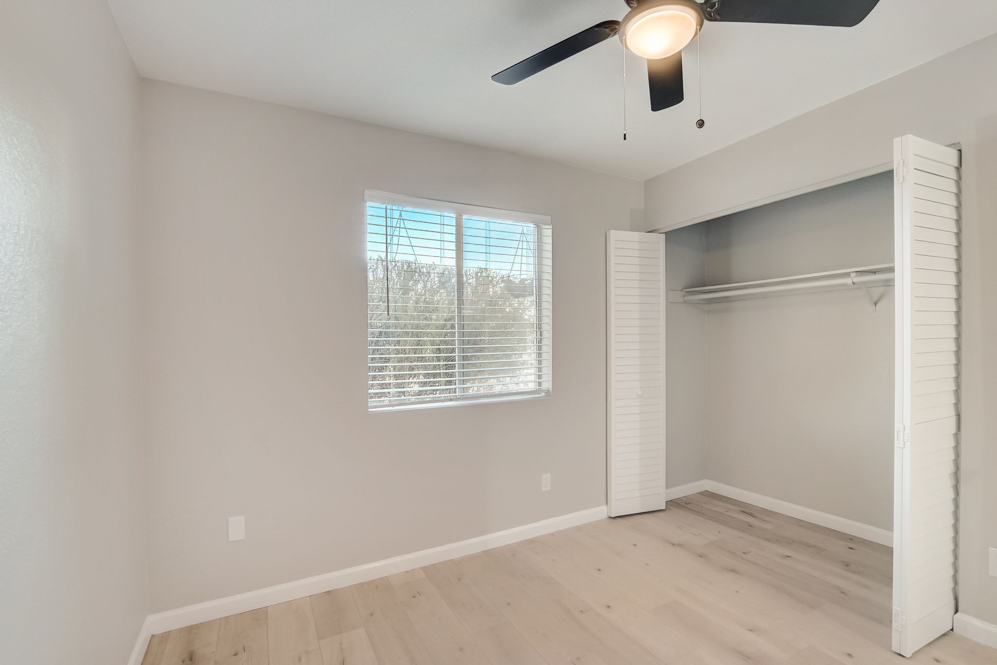 W Desert Hills Dr-015