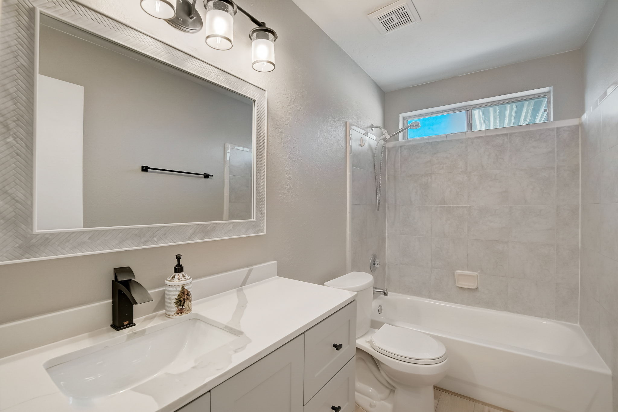 W Desert Hills Dr-013